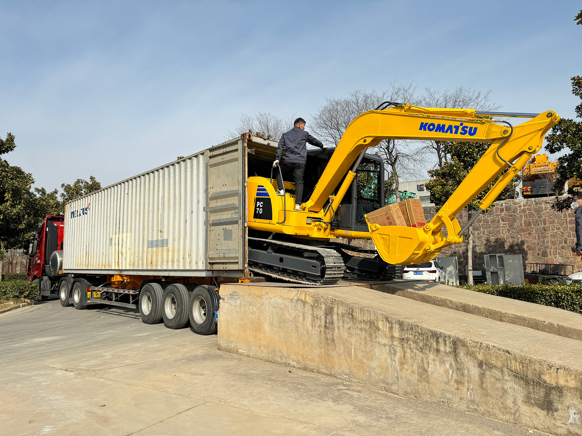 RoRo vs Container vs Breakbulk: How Construction Machinery Ships Overseas